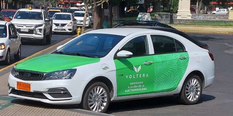 Auto eléctrico recorrerá más de 2 mil kilómetros por Chile para promover la electromovilidad entre taxistas y colectiveros