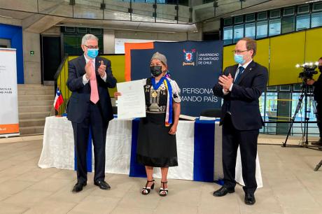 Elisa Loncon recibe Medalla Universidad de Santiago de Chile en su Primera Categoría por su labor como presidenta de la Convención Constitucional