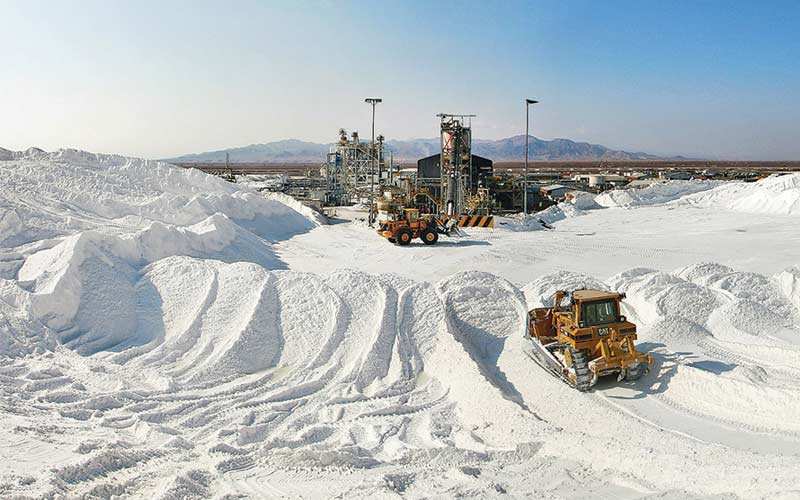 Empresa nacional del litio de Chile tendrá capacidad de estar en toda la cadena productiva, según ministro