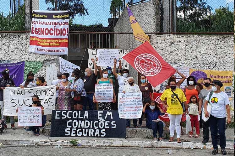 Profesores en huelga por situación de las escuelas públicas en Brasil