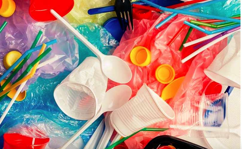 Chile prohíbe distribución de plásticos de un solo uso