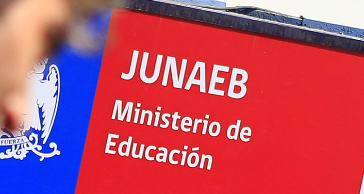 Trabajadores de Junaeb acusan que no hay garantías para sostener programas para estudiantes