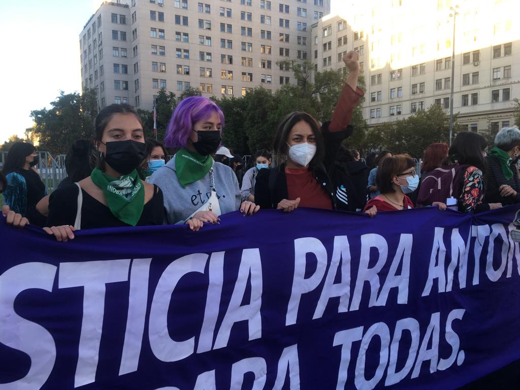 Mujeres chilenas protestan frente al Palacio de La Moneda