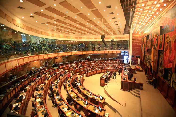 Parlamento vota en contra de destituir a presidente de Ecuador