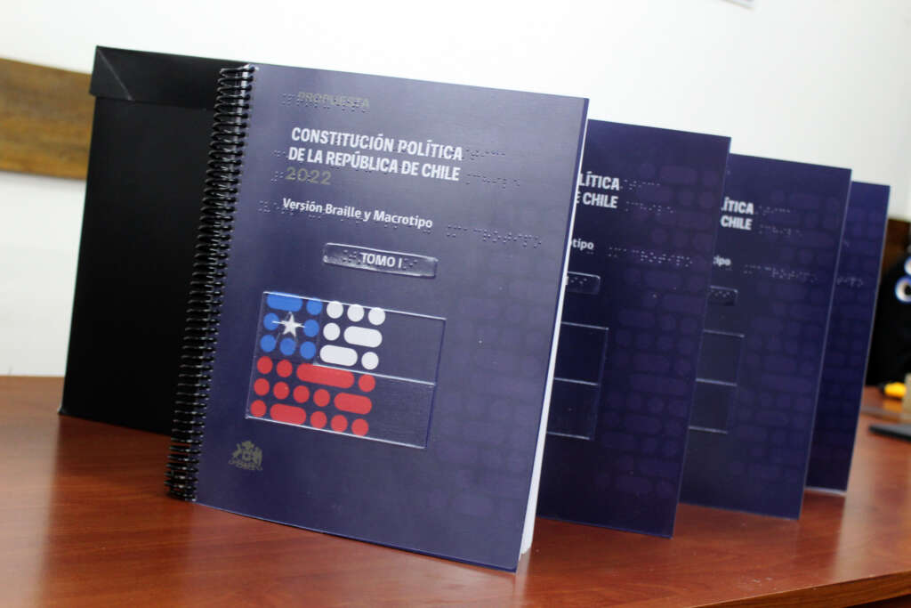 Universidad Tecnológica Metropolitana desarrolla borrador inclusivo de la Nueva Constitución en braille y macrotipo