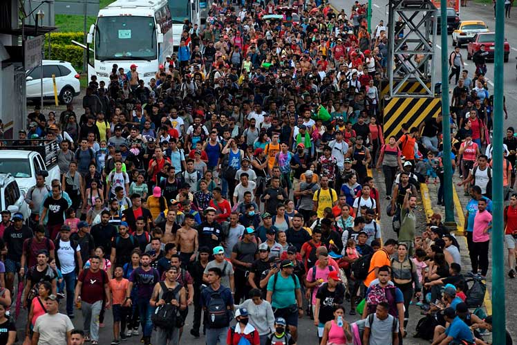 Caravana de migrantes busca llegar desde México a EEUU