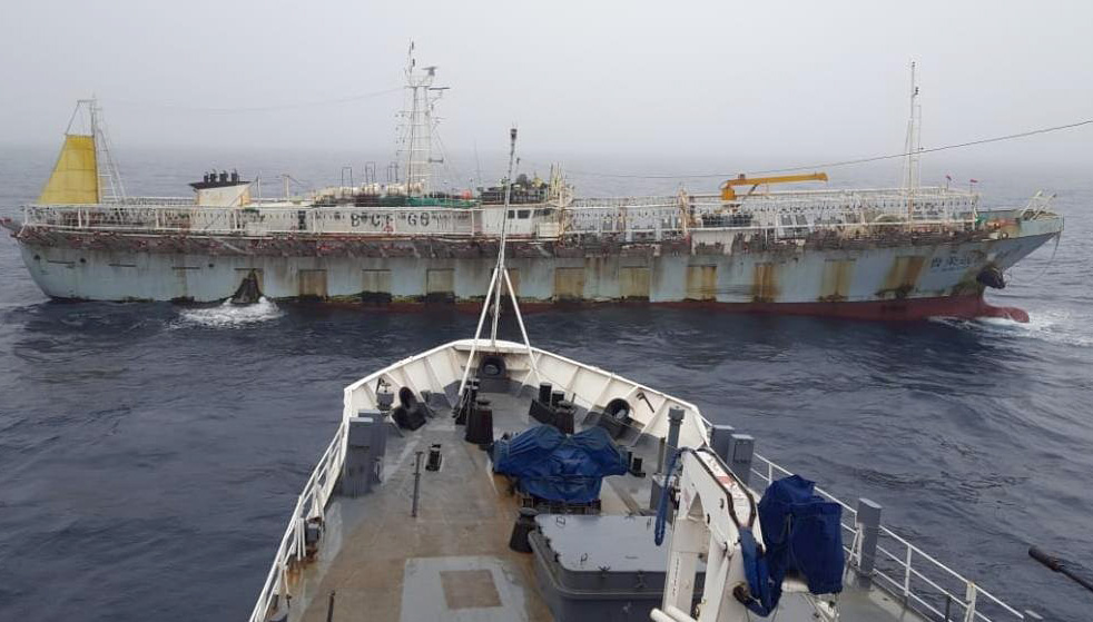 Prohíben pescar a barcos de China en aguas territoriales de Chile
