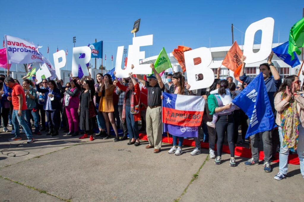 Chilenos apoyan proyecto constitucional frente al Estadio Nacional