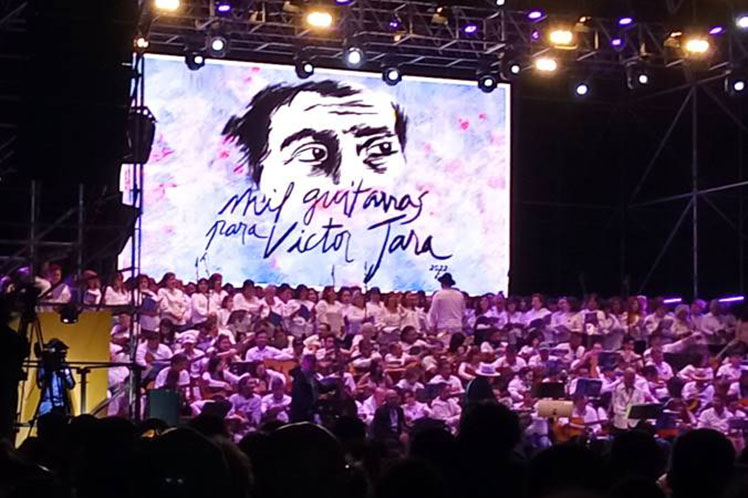 Mil guitarras recuerdan en Chile a Víctor Jara