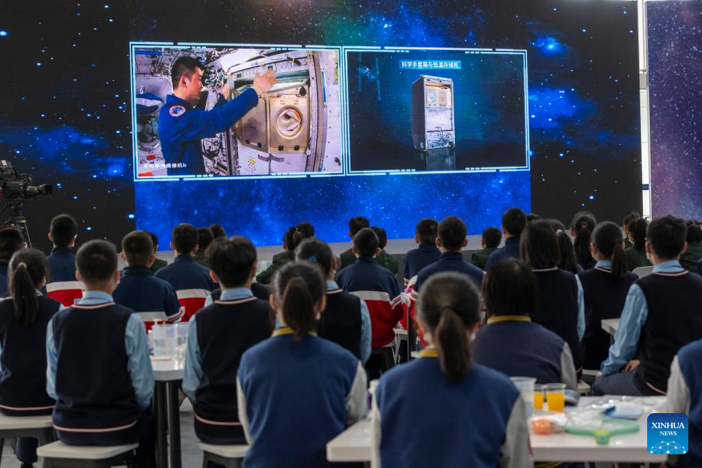 Astronautas chinos dan conferencia desde módulo de laboratorio de estación espacial