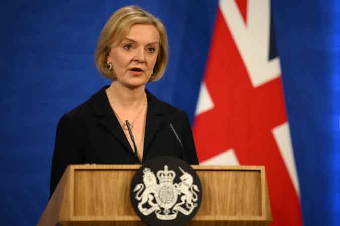 Primera ministra británica descarta renunciar pese a cuestionamientos
