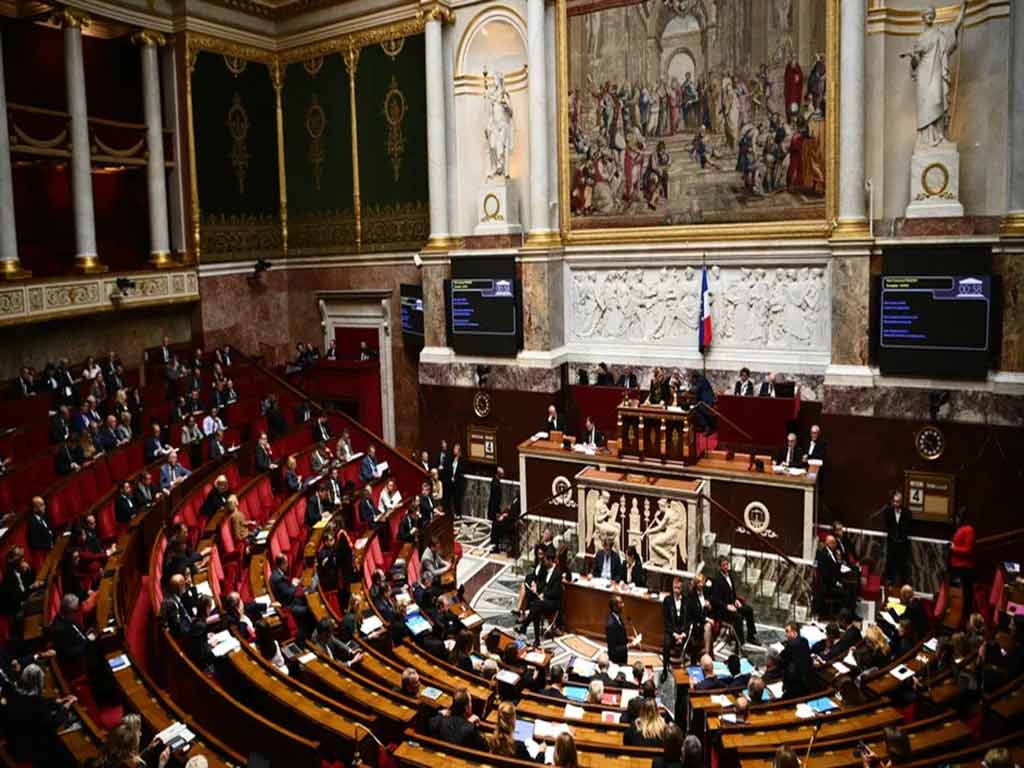 Parlamento francés aprueba controvertida reforma del desempleo