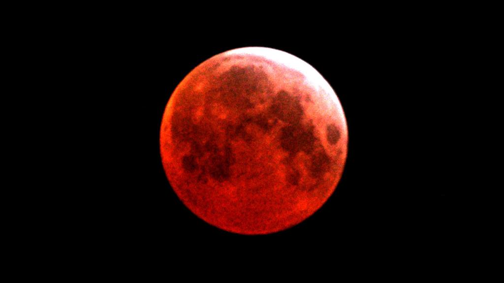 Eclipse lunar total o luna roja se verá hoy en parte del mundo