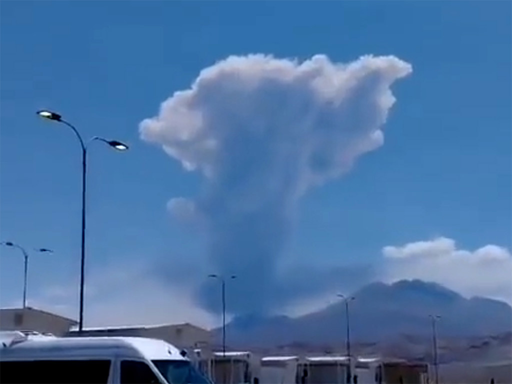 Elevan la alerta por erupción del volcán Láscar en Chile