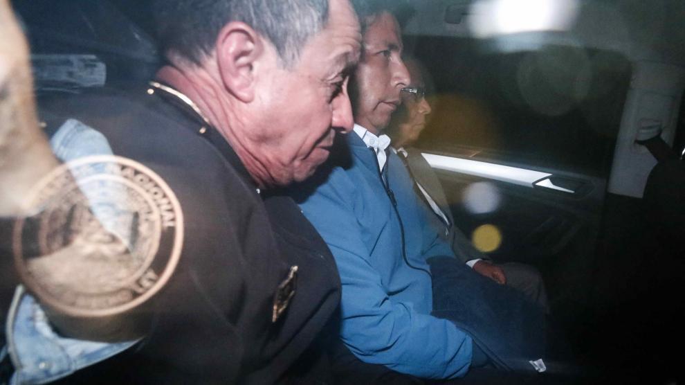 Expresidente de Perú pasa primera noche en prisión tras destitución