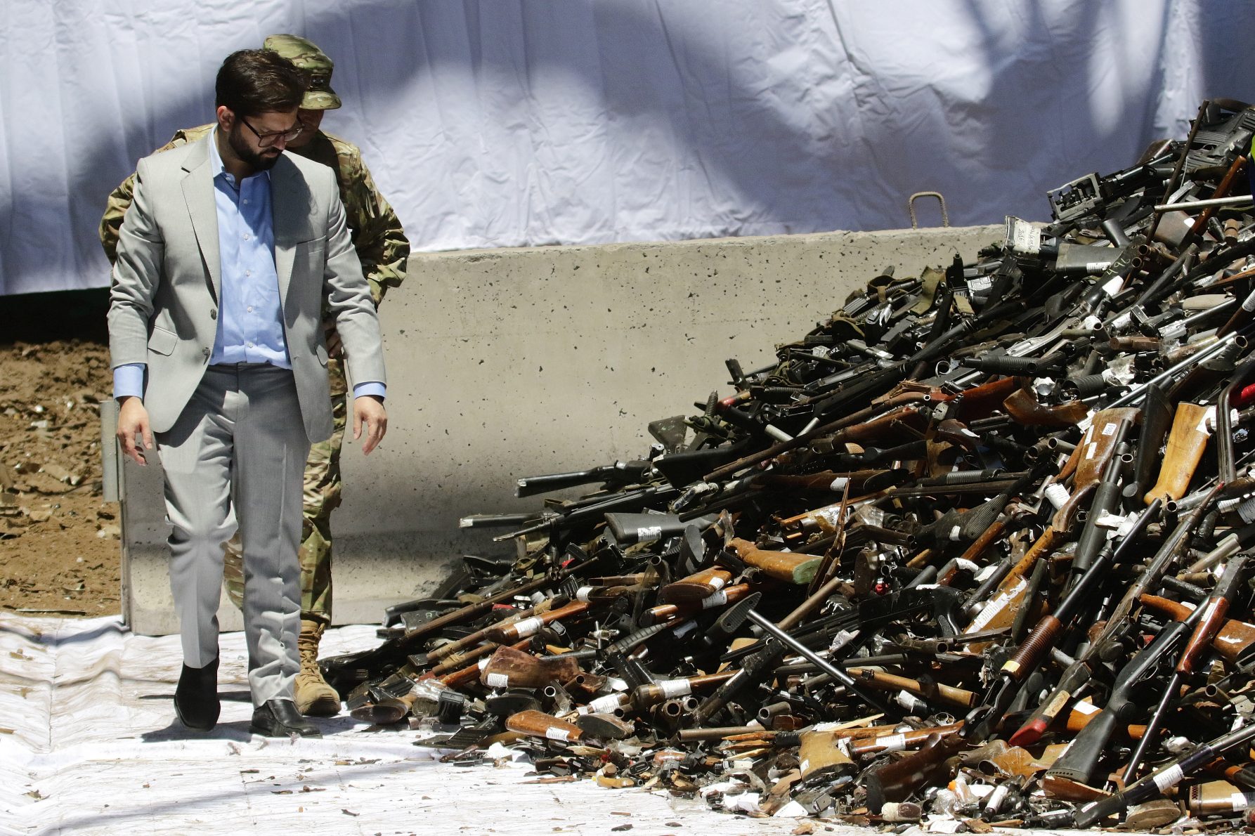 Chile destruye miles de armas decomisadas al crimen organizado