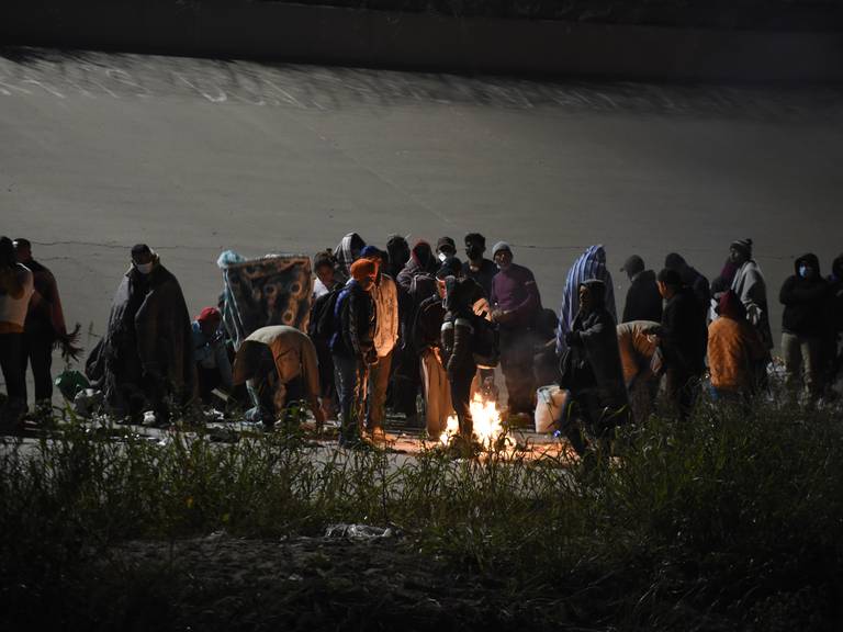 Migrantes a las puertas de EEUU, bajo el frío