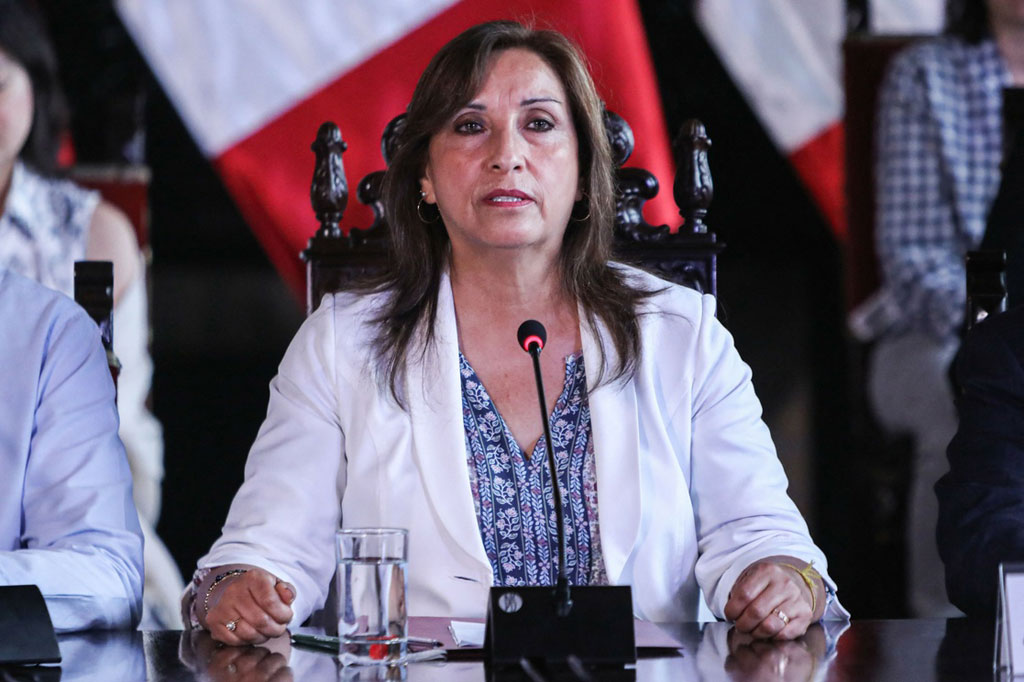 Presidenta de Perú pide perdón y se niega a renunciar