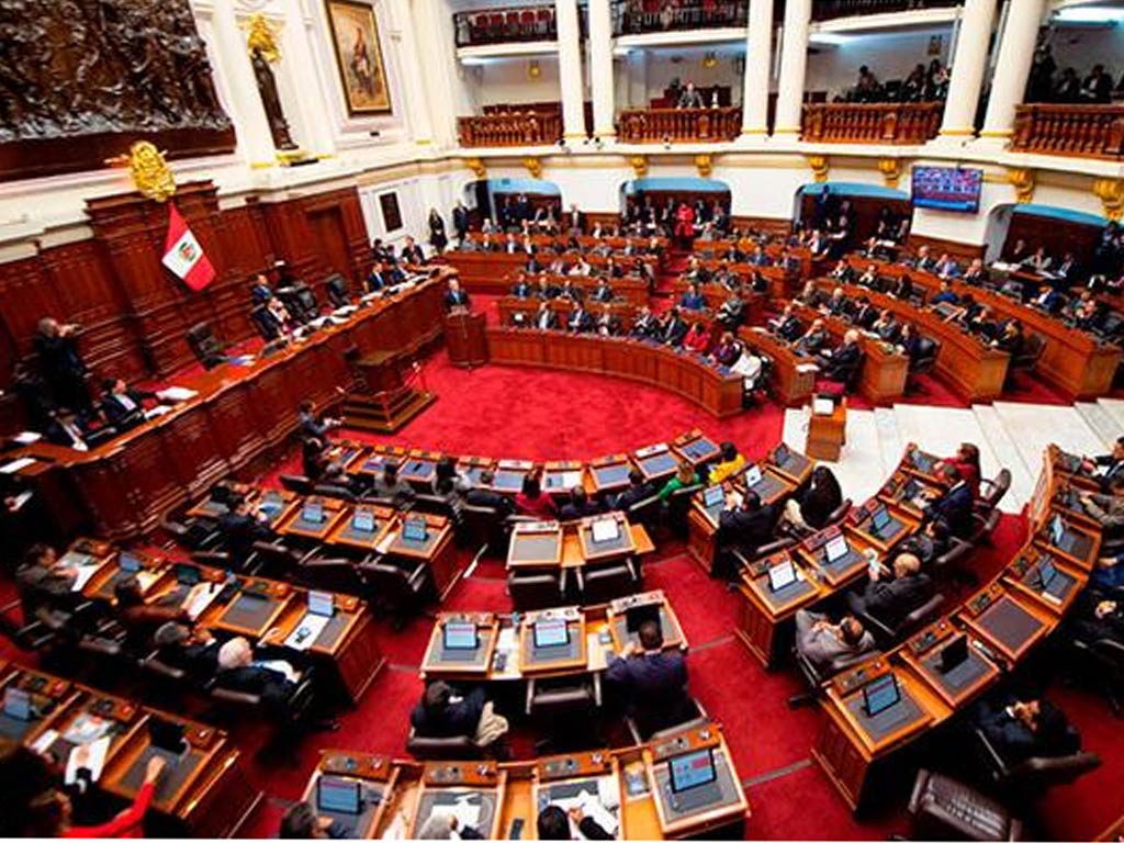 Expectativa por sesión parlamentaria y ultimátum presidencial en Perú