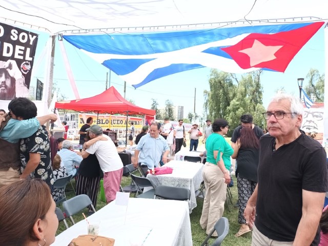 Condena al bloqueo a Cuba en Fiesta de los Abrazos en Chile
