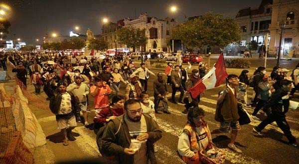Barajan salidas a crisis sin descartar renuncia de presidenta de Perú