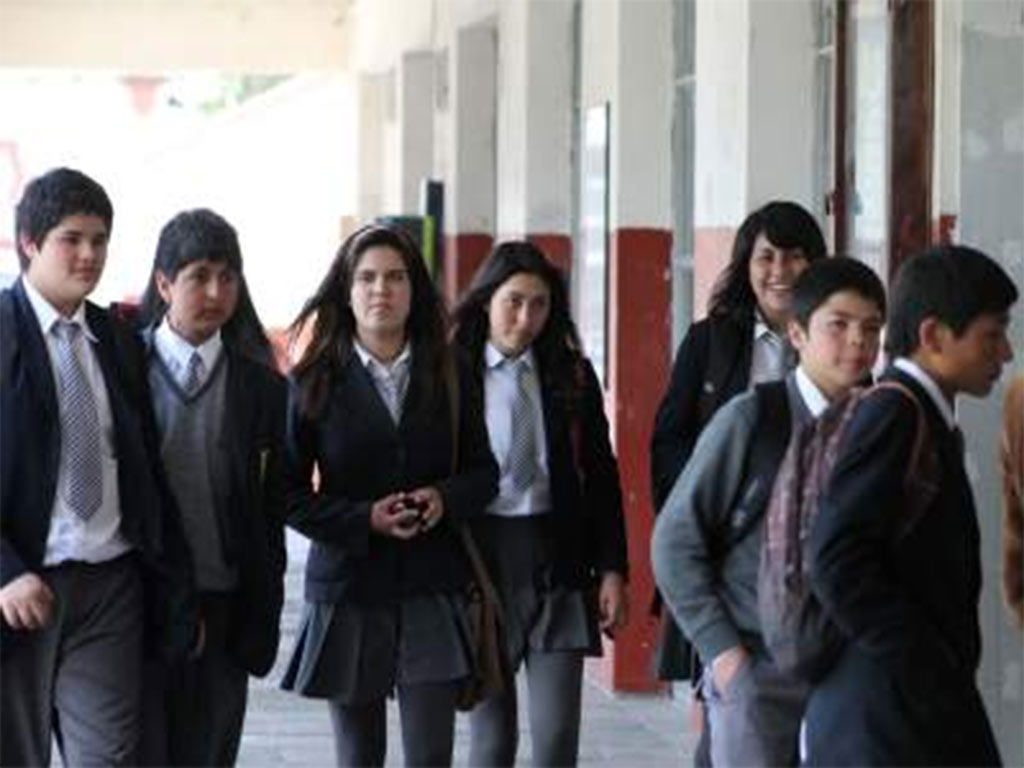 Elevado costo en Chile de textos y uniformes escolares