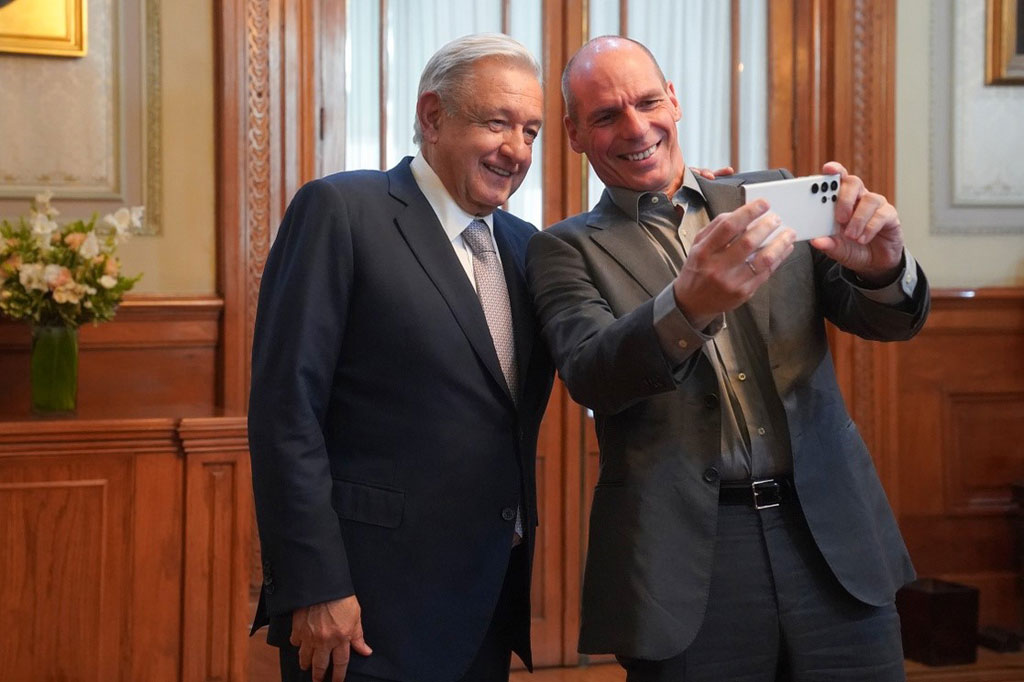 López Obrador recibe a Varoufakis quien agradece defensa de Assange