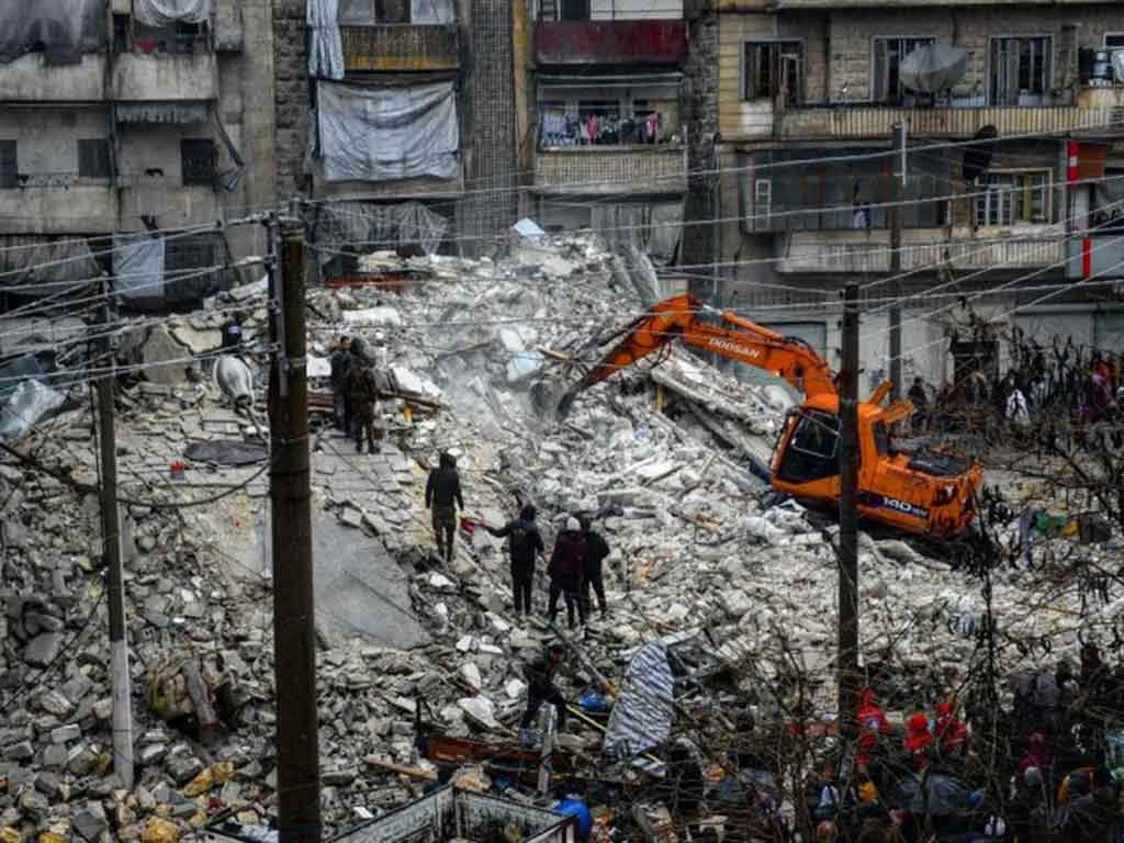 Crece número de víctimas tras terremotos en Türkiye