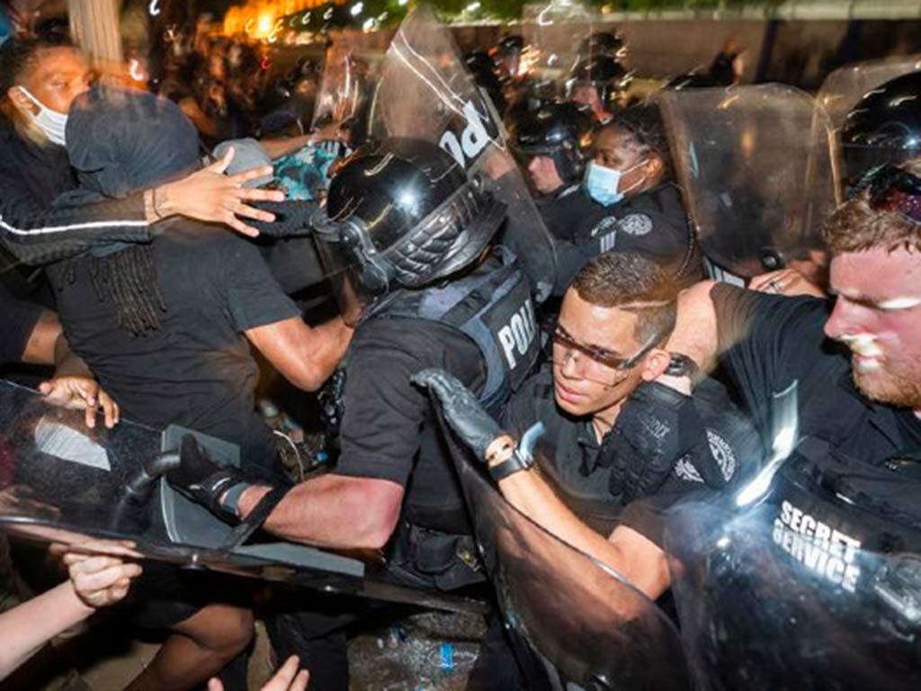 Estadounidenses abogan por reformas policiales, según encuesta