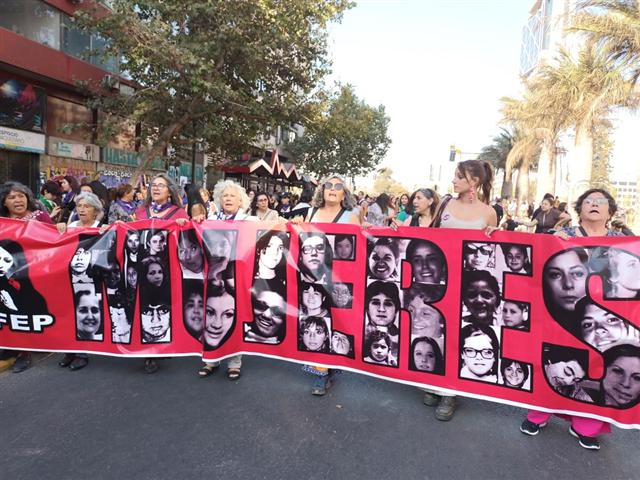 Chilenas marchan por la equidad y contra la violencia de género