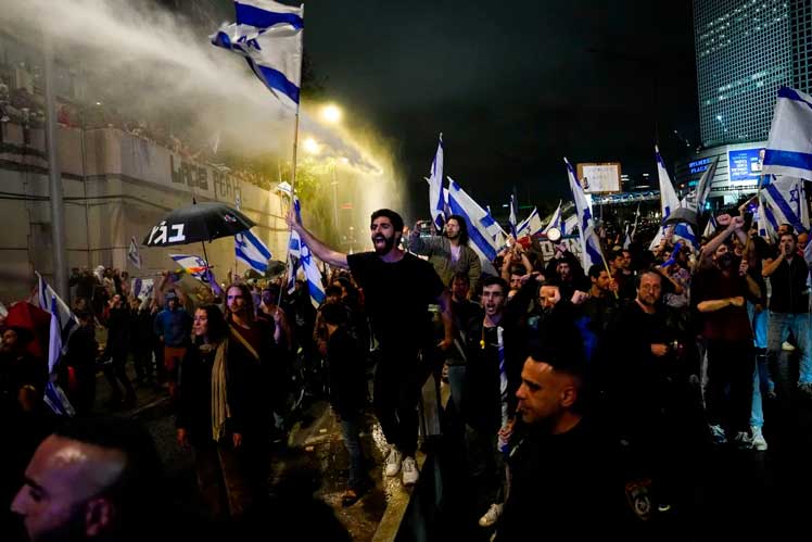 EL Gobierno de Israel comienza las negociaciones con la oposición después que el rimero ministro Benjamín Netanyahu aplaza su reforma judicial, pero tras meses de protestas masivas los manifestantes lejos de ver esto como una victoria continúan en pie frente a la sede la presidencia israelí en Jerusalén.