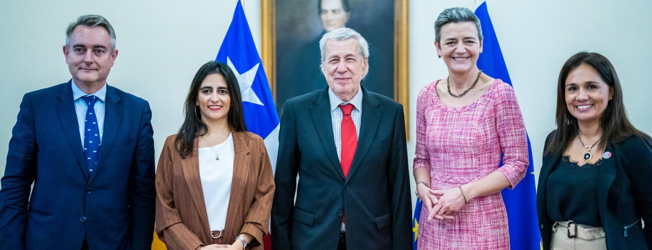 Canciller chileno recibió a vicepresidenta de la Comisión Europea