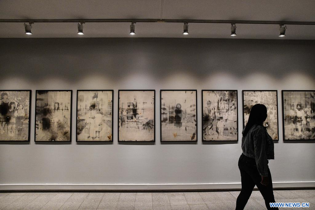 Exposición de fotografía contemporánea «Un mundo que se escurre bajo los pies» en Santiago