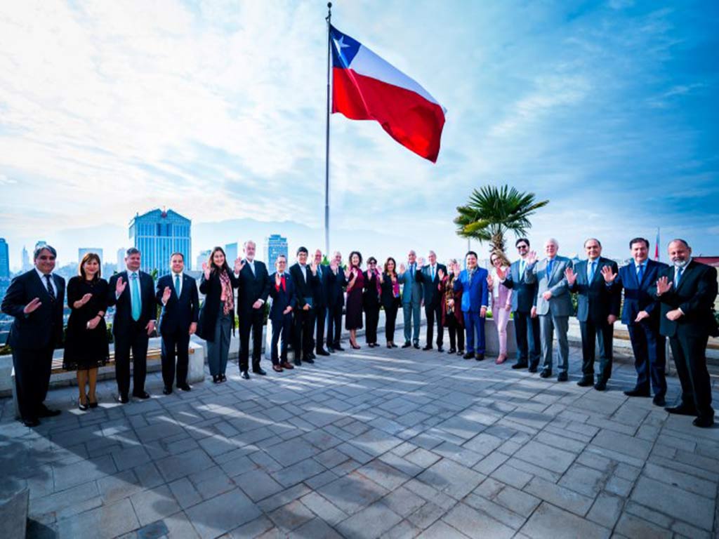 Canciller chileno se reúne con embajadores latinoamericanos