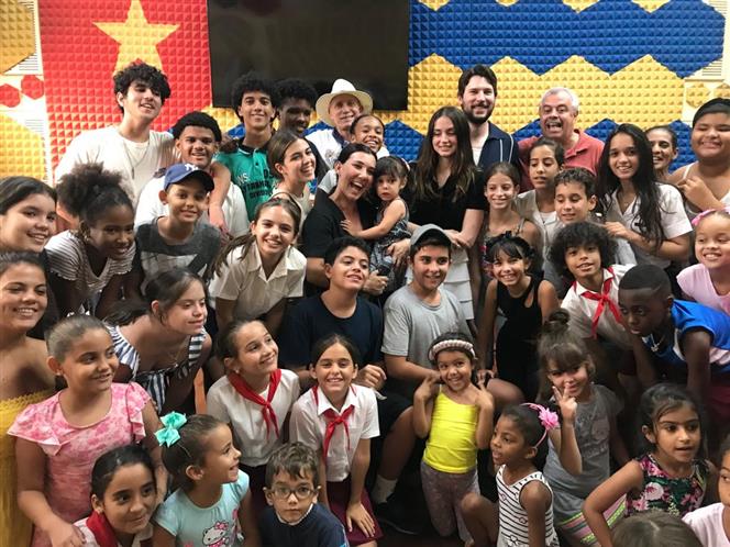 Reconocida agrupación cultural infantil de Cuba recibe en La Habana a la famosa actriz Ana de Armas