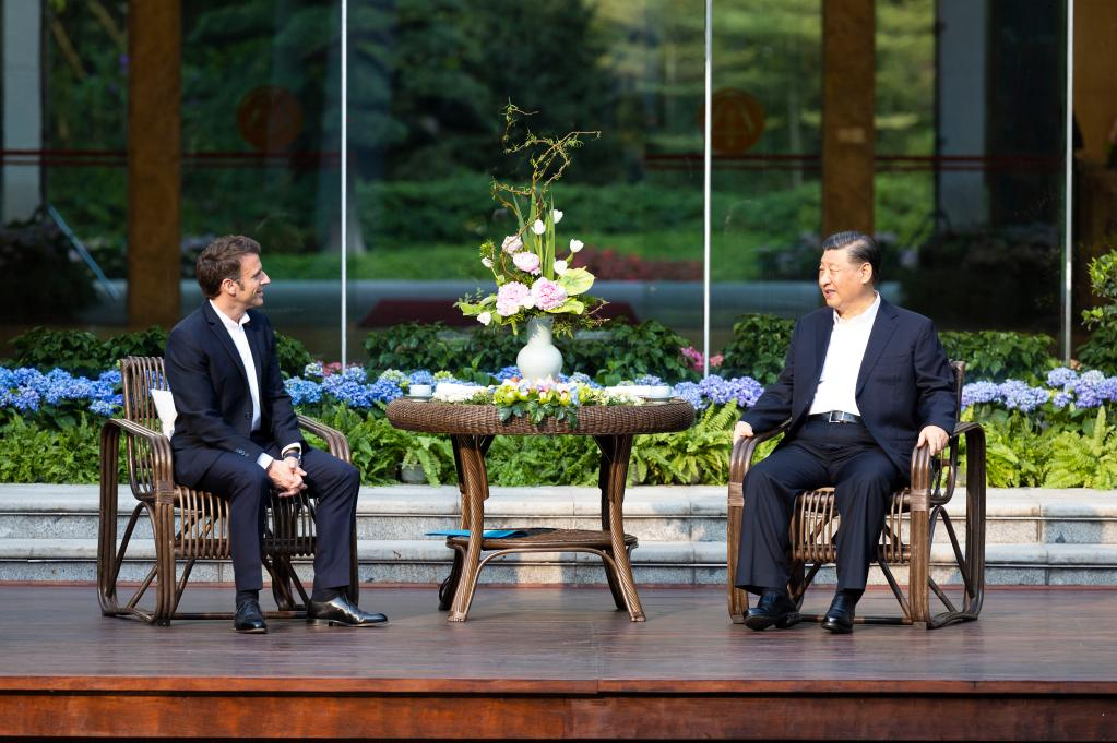 Xi y Macron sostienen reunión informal en China