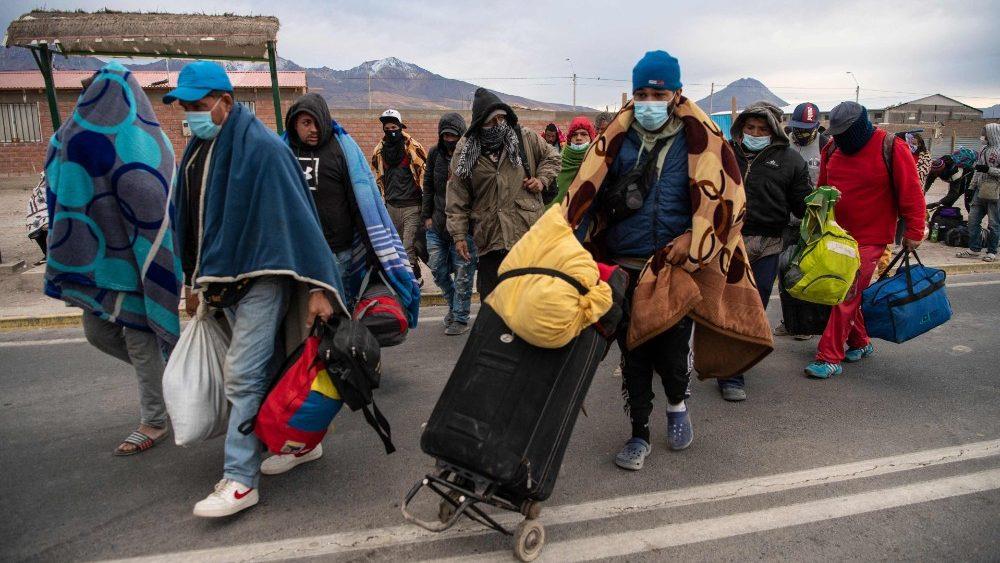 Defensor pide crear «alternativas documentarias» para migrantes varados en frontera Perú-Chile