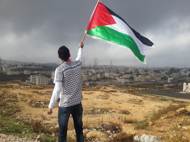 Chilenos realizan un banderazo en apoyo a Palestina