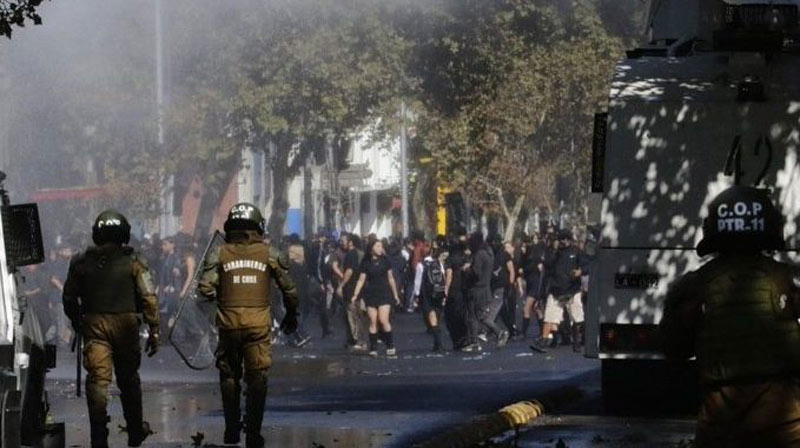 Estudiantes chilenos protestan contra polémica ley de seguridad