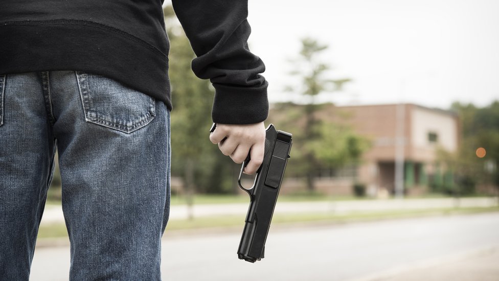 Más de la mitad de los estadounidenses lidian con la violencia armada