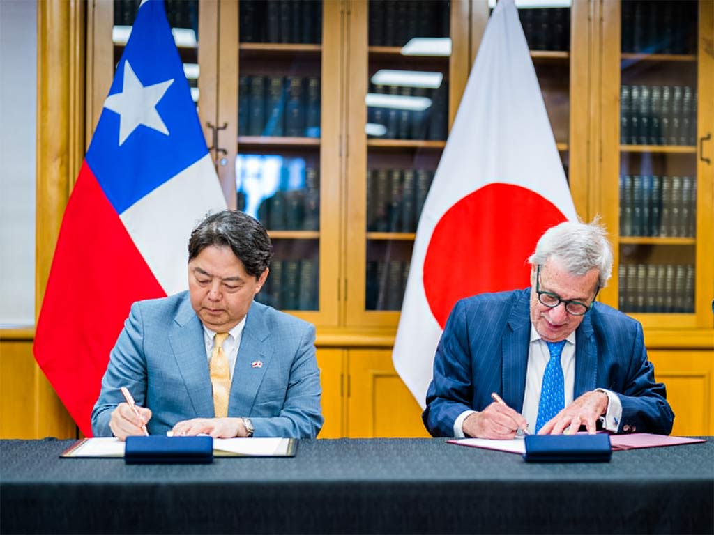 Cancilleres de Chile y Japón firman acuerdo para la cooperación en ciencia, tecnología e innovación