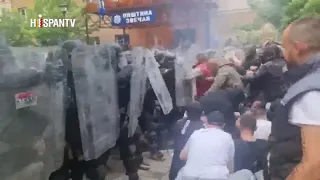 Vídeo: Manifestantes atacan soldados de la OTAN en Kosovo; hay 20 heridos