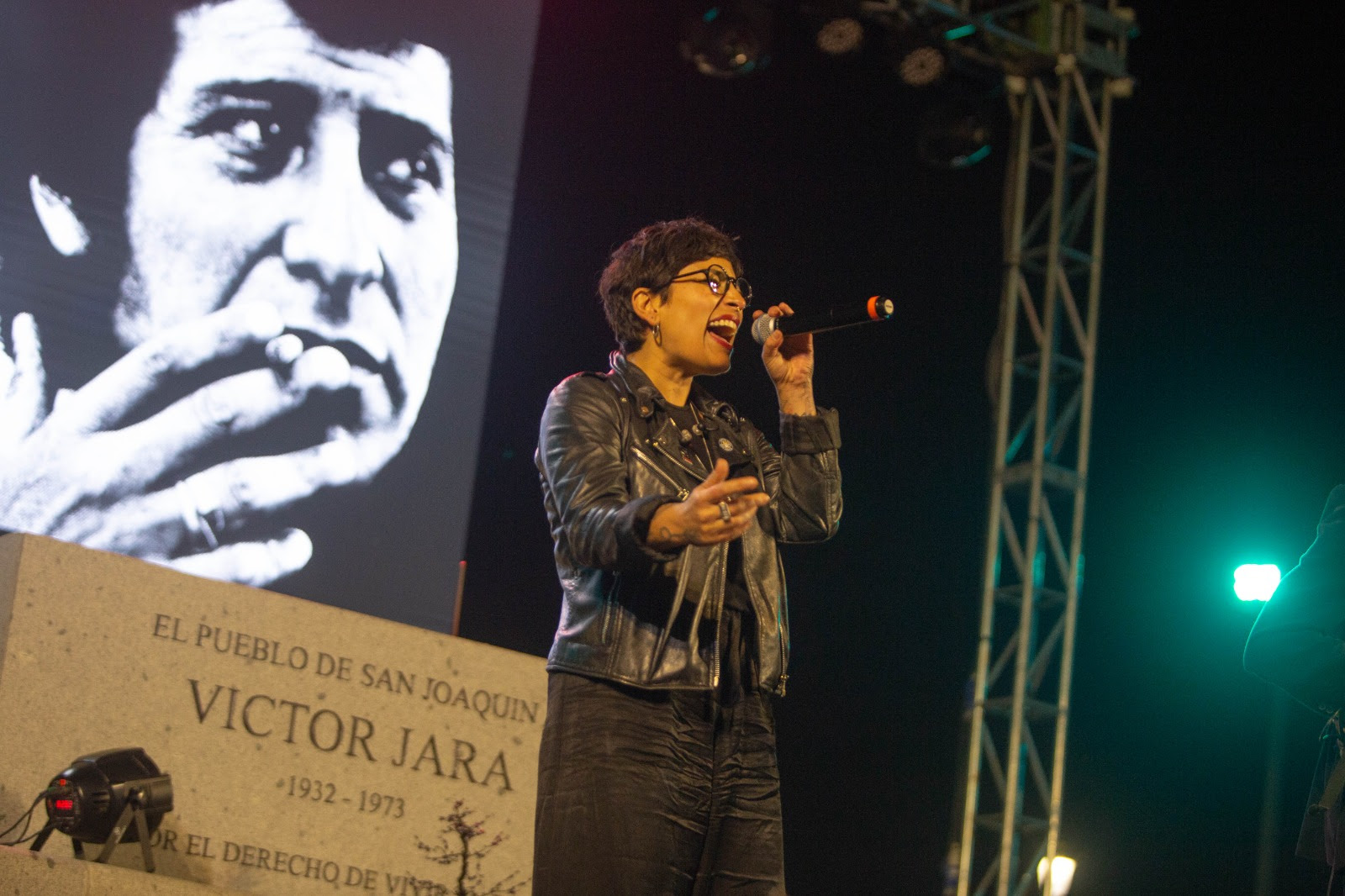 Ana Tijoux y Juanito Ayala participaron en emotivo homenaje a Victor Jara junto a artistas de San Joaquín
