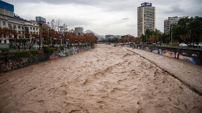 Tres mil personas aisladas por lluvias e inundaciones en Chile