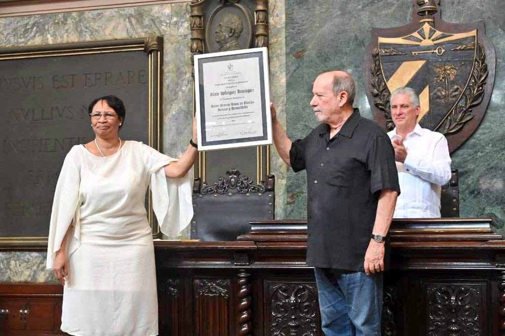Entregan en Cuba condición de doctor honoris causa a Silvio Rodríguez