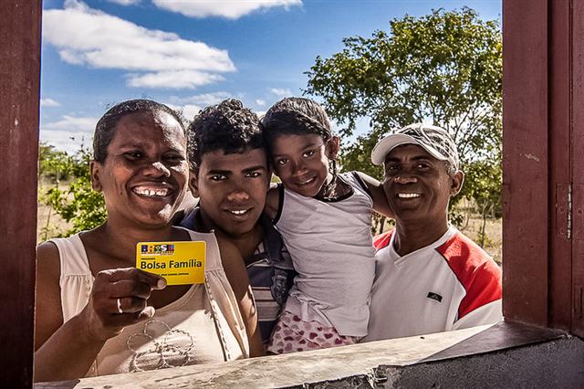 Comienza en Brasil pago adicional a familias muy necesitadas