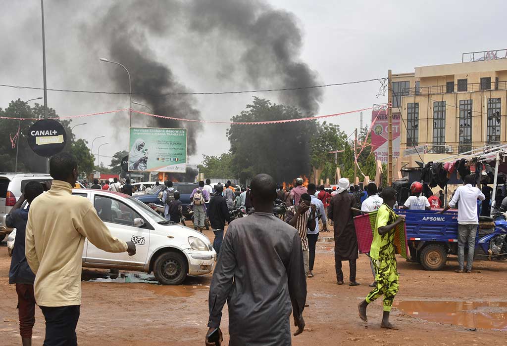 Nigerinos salen a las calles tras golpe de Estado