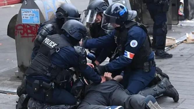 Vídeo: Policía gala arresta brutalmente a hombre con síndrome de Down
