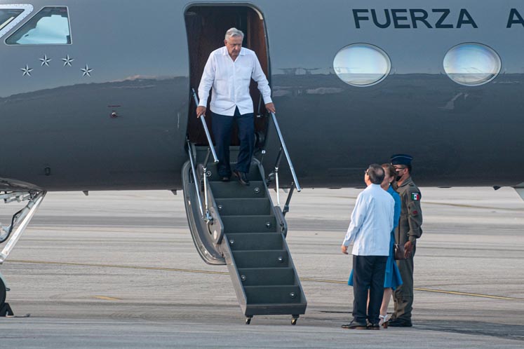 Confirma López Obrador viajes próximos a Colombia y Chile