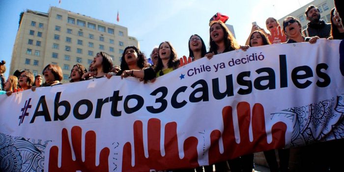 Mientras la ultraderecha chilena amenaza con derogar el aborto, las mujeres chilenas protestan